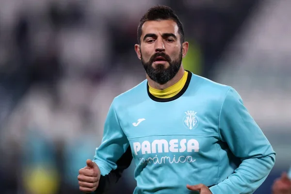 Hình 1: Raul Albiol ghi bàn thắng 2-1 trước đội tuyển Arsenal